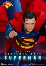 SUPERMAN & KRYPTO SUPERMAN (2025) DYNAMIC ACTION HEROES. Esta figura de acción de Beast Kingdom acompaña a la película Superman (2025). Mide aprox. 21 cm de alto y viene en una caja impresa con otras piezas y accesorios intercambiables. ¡El superhéroe más icónico del Universo DC, Superman, regresa triunfalmente! Inspirado en la próxima película de DC Studios, Superman: 2025, Beast Kingdom presenta con orgullo una nueva versión del Hombre de Acero bajo la línea Dynamic 8ction Heroes (DAH). ¡Adéntrate en Metrópolis y presencia el renacimiento de una leyenda! Elaborada con escultura 3D de alta gama y pintura profesional, esta figura recrea fielmente el nuevo diseño del traje de la película Superman: 2025. Un traje azul marino intenso se complementa con una capa roja brillante, y el clásico emblema "S" en el pecho se presenta en una llamativa escultura tridimensional en rojo y amarillo, que simboliza el resurgimiento de la esperanza y la justicia. La escultura de la cabeza captura la esencia del actor en pantalla, desde su icónico peinado hasta su mirada penetrante y decidida. La figura cuenta con aproximadamente 22 puntos de articulación, lo que permite a los coleccionistas recrear diversas poses clásicas. También incluye cuatro pares de manos intercambiables (puños, manos abiertas, manos que sostienen objetos y manos relajadas) para una exhibición dinámica. Como extra, el set incluye al fiel compañero canino de Superman, Krypto el Superperro, que recrea a la perfección su vínculo heroico y añade aún más valor a tu colección. Estés donde estés, Superman siempre representará el lado más brillante de la humanidad. ¡Deja que este legendario héroe de Krypton brille como la pieza central de tu colección!
