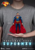 SUPERMAN & KRYPTO SUPERMAN (2025) DYNAMIC ACTION HEROES. Esta figura de acción de Beast Kingdom acompaña a la película Superman (2025). Mide aprox. 21 cm de alto y viene en una caja impresa con otras piezas y accesorios intercambiables. ¡El superhéroe más icónico del Universo DC, Superman, regresa triunfalmente! Inspirado en la próxima película de DC Studios, Superman: 2025, Beast Kingdom presenta con orgullo una nueva versión del Hombre de Acero bajo la línea Dynamic 8ction Heroes (DAH). ¡Adéntrate en Metrópolis y presencia el renacimiento de una leyenda! Elaborada con escultura 3D de alta gama y pintura profesional, esta figura recrea fielmente el nuevo diseño del traje de la película Superman: 2025. Un traje azul marino intenso se complementa con una capa roja brillante, y el clásico emblema "S" en el pecho se presenta en una llamativa escultura tridimensional en rojo y amarillo, que simboliza el resurgimiento de la esperanza y la justicia. La escultura de la cabeza captura la esencia del actor en pantalla, desde su icónico peinado hasta su mirada penetrante y decidida. La figura cuenta con aproximadamente 22 puntos de articulación, lo que permite a los coleccionistas recrear diversas poses clásicas. También incluye cuatro pares de manos intercambiables (puños, manos abiertas, manos que sostienen objetos y manos relajadas) para una exhibición dinámica. Como extra, el set incluye al fiel compañero canino de Superman, Krypto el Superperro, que recrea a la perfección su vínculo heroico y añade aún más valor a tu colección. Estés donde estés, Superman siempre representará el lado más brillante de la humanidad. ¡Deja que este legendario héroe de Krypton brille como la pieza central de tu colección!
