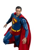 SUPERMAN & KRYPTO SUPERMAN (2025) DYNAMIC ACTION HEROES. Esta figura de acción de Beast Kingdom acompaña a la película Superman (2025). Mide aprox. 21 cm de alto y viene en una caja impresa con otras piezas y accesorios intercambiables. ¡El superhéroe más icónico del Universo DC, Superman, regresa triunfalmente! Inspirado en la próxima película de DC Studios, Superman: 2025, Beast Kingdom presenta con orgullo una nueva versión del Hombre de Acero bajo la línea Dynamic 8ction Heroes (DAH). ¡Adéntrate en Metrópolis y presencia el renacimiento de una leyenda! Elaborada con escultura 3D de alta gama y pintura profesional, esta figura recrea fielmente el nuevo diseño del traje de la película Superman: 2025. Un traje azul marino intenso se complementa con una capa roja brillante, y el clásico emblema "S" en el pecho se presenta en una llamativa escultura tridimensional en rojo y amarillo, que simboliza el resurgimiento de la esperanza y la justicia. La escultura de la cabeza captura la esencia del actor en pantalla, desde su icónico peinado hasta su mirada penetrante y decidida. La figura cuenta con aproximadamente 22 puntos de articulación, lo que permite a los coleccionistas recrear diversas poses clásicas. También incluye cuatro pares de manos intercambiables (puños, manos abiertas, manos que sostienen objetos y manos relajadas) para una exhibición dinámica. Como extra, el set incluye al fiel compañero canino de Superman, Krypto el Superperro, que recrea a la perfección su vínculo heroico y añade aún más valor a tu colección. Estés donde estés, Superman siempre representará el lado más brillante de la humanidad. ¡Deja que este legendario héroe de Krypton brille como la pieza central de tu colección!