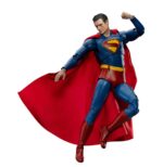 SUPERMAN & KRYPTO SUPERMAN (2025) DYNAMIC ACTION HEROES. Esta figura de acción de Beast Kingdom acompaña a la película Superman (2025). Mide aprox. 21 cm de alto y viene en una caja impresa con otras piezas y accesorios intercambiables. ¡El superhéroe más icónico del Universo DC, Superman, regresa triunfalmente! Inspirado en la próxima película de DC Studios, Superman: 2025, Beast Kingdom presenta con orgullo una nueva versión del Hombre de Acero bajo la línea Dynamic 8ction Heroes (DAH). ¡Adéntrate en Metrópolis y presencia el renacimiento de una leyenda! Elaborada con escultura 3D de alta gama y pintura profesional, esta figura recrea fielmente el nuevo diseño del traje de la película Superman: 2025. Un traje azul marino intenso se complementa con una capa roja brillante, y el clásico emblema "S" en el pecho se presenta en una llamativa escultura tridimensional en rojo y amarillo, que simboliza el resurgimiento de la esperanza y la justicia. La escultura de la cabeza captura la esencia del actor en pantalla, desde su icónico peinado hasta su mirada penetrante y decidida. La figura cuenta con aproximadamente 22 puntos de articulación, lo que permite a los coleccionistas recrear diversas poses clásicas. También incluye cuatro pares de manos intercambiables (puños, manos abiertas, manos que sostienen objetos y manos relajadas) para una exhibición dinámica. Como extra, el set incluye al fiel compañero canino de Superman, Krypto el Superperro, que recrea a la perfección su vínculo heroico y añade aún más valor a tu colección. Estés donde estés, Superman siempre representará el lado más brillante de la humanidad. ¡Deja que este legendario héroe de Krypton brille como la pieza central de tu colección!