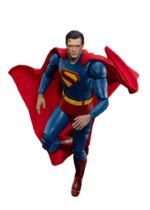 SUPERMAN & KRYPTO SUPERMAN (2025) DYNAMIC ACTION HEROES. Esta figura de acción de Beast Kingdom acompaña a la película Superman (2025). Mide aprox. 21 cm de alto y viene en una caja impresa con otras piezas y accesorios intercambiables. ¡El superhéroe más icónico del Universo DC, Superman, regresa triunfalmente! Inspirado en la próxima película de DC Studios, Superman: 2025, Beast Kingdom presenta con orgullo una nueva versión del Hombre de Acero bajo la línea Dynamic 8ction Heroes (DAH). ¡Adéntrate en Metrópolis y presencia el renacimiento de una leyenda! Elaborada con escultura 3D de alta gama y pintura profesional, esta figura recrea fielmente el nuevo diseño del traje de la película Superman: 2025. Un traje azul marino intenso se complementa con una capa roja brillante, y el clásico emblema "S" en el pecho se presenta en una llamativa escultura tridimensional en rojo y amarillo, que simboliza el resurgimiento de la esperanza y la justicia. La escultura de la cabeza captura la esencia del actor en pantalla, desde su icónico peinado hasta su mirada penetrante y decidida. La figura cuenta con aproximadamente 22 puntos de articulación, lo que permite a los coleccionistas recrear diversas poses clásicas. También incluye cuatro pares de manos intercambiables (puños, manos abiertas, manos que sostienen objetos y manos relajadas) para una exhibición dinámica. Como extra, el set incluye al fiel compañero canino de Superman, Krypto el Superperro, que recrea a la perfección su vínculo heroico y añade aún más valor a tu colección. Estés donde estés, Superman siempre representará el lado más brillante de la humanidad. ¡Deja que este legendario héroe de Krypton brille como la pieza central de tu colección!