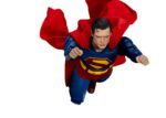 SUPERMAN & KRYPTO SUPERMAN (2025) DYNAMIC ACTION HEROES. Esta figura de acción de Beast Kingdom acompaña a la película Superman (2025). Mide aprox. 21 cm de alto y viene en una caja impresa con otras piezas y accesorios intercambiables. ¡El superhéroe más icónico del Universo DC, Superman, regresa triunfalmente! Inspirado en la próxima película de DC Studios, Superman: 2025, Beast Kingdom presenta con orgullo una nueva versión del Hombre de Acero bajo la línea Dynamic 8ction Heroes (DAH). ¡Adéntrate en Metrópolis y presencia el renacimiento de una leyenda! Elaborada con escultura 3D de alta gama y pintura profesional, esta figura recrea fielmente el nuevo diseño del traje de la película Superman: 2025. Un traje azul marino intenso se complementa con una capa roja brillante, y el clásico emblema "S" en el pecho se presenta en una llamativa escultura tridimensional en rojo y amarillo, que simboliza el resurgimiento de la esperanza y la justicia. La escultura de la cabeza captura la esencia del actor en pantalla, desde su icónico peinado hasta su mirada penetrante y decidida. La figura cuenta con aproximadamente 22 puntos de articulación, lo que permite a los coleccionistas recrear diversas poses clásicas. También incluye cuatro pares de manos intercambiables (puños, manos abiertas, manos que sostienen objetos y manos relajadas) para una exhibición dinámica. Como extra, el set incluye al fiel compañero canino de Superman, Krypto el Superperro, que recrea a la perfección su vínculo heroico y añade aún más valor a tu colección. Estés donde estés, Superman siempre representará el lado más brillante de la humanidad. ¡Deja que este legendario héroe de Krypton brille como la pieza central de tu colección!