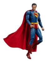 SUPERMAN & KRYPTO SUPERMAN (2025) DYNAMIC ACTION HEROES. Esta figura de acción de Beast Kingdom acompaña a la película Superman (2025). Mide aprox. 21 cm de alto y viene en una caja impresa con otras piezas y accesorios intercambiables. ¡El superhéroe más icónico del Universo DC, Superman, regresa triunfalmente! Inspirado en la próxima película de DC Studios, Superman: 2025, Beast Kingdom presenta con orgullo una nueva versión del Hombre de Acero bajo la línea Dynamic 8ction Heroes (DAH). ¡Adéntrate en Metrópolis y presencia el renacimiento de una leyenda! Elaborada con escultura 3D de alta gama y pintura profesional, esta figura recrea fielmente el nuevo diseño del traje de la película Superman: 2025. Un traje azul marino intenso se complementa con una capa roja brillante, y el clásico emblema "S" en el pecho se presenta en una llamativa escultura tridimensional en rojo y amarillo, que simboliza el resurgimiento de la esperanza y la justicia. La escultura de la cabeza captura la esencia del actor en pantalla, desde su icónico peinado hasta su mirada penetrante y decidida. La figura cuenta con aproximadamente 22 puntos de articulación, lo que permite a los coleccionistas recrear diversas poses clásicas. También incluye cuatro pares de manos intercambiables (puños, manos abiertas, manos que sostienen objetos y manos relajadas) para una exhibición dinámica. Como extra, el set incluye al fiel compañero canino de Superman, Krypto el Superperro, que recrea a la perfección su vínculo heroico y añade aún más valor a tu colección. Estés donde estés, Superman siempre representará el lado más brillante de la humanidad. ¡Deja que este legendario héroe de Krypton brille como la pieza central de tu colección!