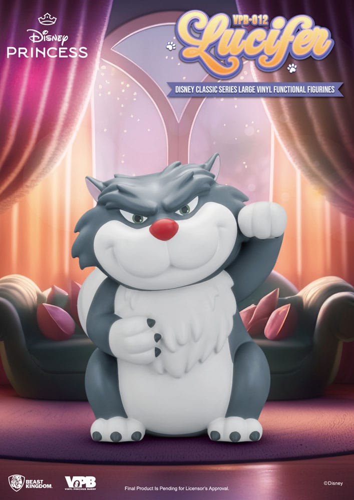 Lucifer la cenicienta piggy vinyl. Beast kingdom presenta su nueva línea de huchas "piggy bank". Fabricada de vinilo, tamaño aprox. 33 cm. ¡el gato villano más mono y feroz está aquí para ayudarte a guardar tus monedas! Lucifer, el gato regordete y travieso de la malvada madrastra lady tremaine, aparece en el entrañable clásico de disney cenicienta. Ahora hace su atrevido debut en la adorable serie de huchas de vinilo coleccionables de beast kingdom. Esta figura tiene un encantador estilo chibi y está hecha de vinilo de alta calidad con un tacto suave y blando. Cada detalle, desde la textura de su pelaje esponjoso hasta su sonrisa traviesa, está fielmente reproducido. Sus ojos verdes vueltos hacia arriba y su sonrisa irónica dan vida a la personalidad astuta e intrigante de lucifer, como si estuviera tramando una nueva jugarreta con cenicienta y sus amigos peludos. Pero lucifer no sólo es mono, ¡también es funcional! Una ranura oculta en la parte trasera te permite convertir a este pequeño villano gruñón en tu propia hucha de cuento de hadas. Es la mezcla perfecta de encanto expositivo y ahorro práctico. Llévate a lucifer a casa hoy mismo y deja que este adorable villano felino guarde tus tesoros cotidianos, ¡moneda a moneda!