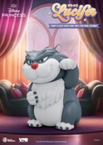 LUCIFER LA CENICIENTA PIGGY VINYL. Beast Kingdom presenta su nueva línea de huchas "Piggy Bank". Fabricada de vinilo, tamaño aprox. 33 cm. ¡El gato villano más mono y feroz está aquí para ayudarte a guardar tus monedas! Lucifer, el gato regordete y travieso de la malvada madrastra Lady Tremaine, aparece en el entrañable clásico de Disney Cenicienta. Ahora hace su atrevido debut en la adorable serie de huchas de vinilo coleccionables de Beast Kingdom. Esta figura tiene un encantador estilo chibi y está hecha de vinilo de alta calidad con un tacto suave y blando. Cada detalle, desde la textura de su pelaje esponjoso hasta su sonrisa traviesa, está fielmente reproducido. Sus ojos verdes vueltos hacia arriba y su sonrisa irónica dan vida a la personalidad astuta e intrigante de Lucifer, como si estuviera tramando una nueva jugarreta con Cenicienta y sus amigos peludos. Pero Lucifer no sólo es mono, ¡también es funcional! Una ranura oculta en la parte trasera te permite convertir a este pequeño villano gruñón en tu propia hucha de cuento de hadas. Es la mezcla perfecta de encanto expositivo y ahorro práctico. Llévate a Lucifer a casa hoy mismo y deja que este adorable villano felino guarde tus tesoros cotidianos, ¡moneda a moneda!
