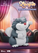 LUCIFER LA CENICIENTA PIGGY VINYL. Beast Kingdom presenta su nueva línea de huchas "Piggy Bank". Fabricada de vinilo, tamaño aprox. 33 cm. ¡El gato villano más mono y feroz está aquí para ayudarte a guardar tus monedas! Lucifer, el gato regordete y travieso de la malvada madrastra Lady Tremaine, aparece en el entrañable clásico de Disney Cenicienta. Ahora hace su atrevido debut en la adorable serie de huchas de vinilo coleccionables de Beast Kingdom. Esta figura tiene un encantador estilo chibi y está hecha de vinilo de alta calidad con un tacto suave y blando. Cada detalle, desde la textura de su pelaje esponjoso hasta su sonrisa traviesa, está fielmente reproducido. Sus ojos verdes vueltos hacia arriba y su sonrisa irónica dan vida a la personalidad astuta e intrigante de Lucifer, como si estuviera tramando una nueva jugarreta con Cenicienta y sus amigos peludos. Pero Lucifer no sólo es mono, ¡también es funcional! Una ranura oculta en la parte trasera te permite convertir a este pequeño villano gruñón en tu propia hucha de cuento de hadas. Es la mezcla perfecta de encanto expositivo y ahorro práctico. Llévate a Lucifer a casa hoy mismo y deja que este adorable villano felino guarde tus tesoros cotidianos, ¡moneda a moneda!