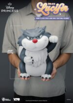 LUCIFER LA CENICIENTA PIGGY VINYL. Beast Kingdom presenta su nueva línea de huchas "Piggy Bank". Fabricada de vinilo, tamaño aprox. 33 cm. ¡El gato villano más mono y feroz está aquí para ayudarte a guardar tus monedas! Lucifer, el gato regordete y travieso de la malvada madrastra Lady Tremaine, aparece en el entrañable clásico de Disney Cenicienta. Ahora hace su atrevido debut en la adorable serie de huchas de vinilo coleccionables de Beast Kingdom. Esta figura tiene un encantador estilo chibi y está hecha de vinilo de alta calidad con un tacto suave y blando. Cada detalle, desde la textura de su pelaje esponjoso hasta su sonrisa traviesa, está fielmente reproducido. Sus ojos verdes vueltos hacia arriba y su sonrisa irónica dan vida a la personalidad astuta e intrigante de Lucifer, como si estuviera tramando una nueva jugarreta con Cenicienta y sus amigos peludos. Pero Lucifer no sólo es mono, ¡también es funcional! Una ranura oculta en la parte trasera te permite convertir a este pequeño villano gruñón en tu propia hucha de cuento de hadas. Es la mezcla perfecta de encanto expositivo y ahorro práctico. Llévate a Lucifer a casa hoy mismo y deja que este adorable villano felino guarde tus tesoros cotidianos, ¡moneda a moneda!