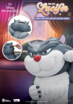LUCIFER LA CENICIENTA PIGGY VINYL. Beast Kingdom presenta su nueva línea de huchas "Piggy Bank". Fabricada de vinilo, tamaño aprox. 33 cm. ¡El gato villano más mono y feroz está aquí para ayudarte a guardar tus monedas! Lucifer, el gato regordete y travieso de la malvada madrastra Lady Tremaine, aparece en el entrañable clásico de Disney Cenicienta. Ahora hace su atrevido debut en la adorable serie de huchas de vinilo coleccionables de Beast Kingdom. Esta figura tiene un encantador estilo chibi y está hecha de vinilo de alta calidad con un tacto suave y blando. Cada detalle, desde la textura de su pelaje esponjoso hasta su sonrisa traviesa, está fielmente reproducido. Sus ojos verdes vueltos hacia arriba y su sonrisa irónica dan vida a la personalidad astuta e intrigante de Lucifer, como si estuviera tramando una nueva jugarreta con Cenicienta y sus amigos peludos. Pero Lucifer no sólo es mono, ¡también es funcional! Una ranura oculta en la parte trasera te permite convertir a este pequeño villano gruñón en tu propia hucha de cuento de hadas. Es la mezcla perfecta de encanto expositivo y ahorro práctico. Llévate a Lucifer a casa hoy mismo y deja que este adorable villano felino guarde tus tesoros cotidianos, ¡moneda a moneda!