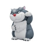 LUCIFER LA CENICIENTA PIGGY VINYL. Beast Kingdom presenta su nueva línea de huchas "Piggy Bank". Fabricada de vinilo, tamaño aprox. 33 cm. ¡El gato villano más mono y feroz está aquí para ayudarte a guardar tus monedas! Lucifer, el gato regordete y travieso de la malvada madrastra Lady Tremaine, aparece en el entrañable clásico de Disney Cenicienta. Ahora hace su atrevido debut en la adorable serie de huchas de vinilo coleccionables de Beast Kingdom. Esta figura tiene un encantador estilo chibi y está hecha de vinilo de alta calidad con un tacto suave y blando. Cada detalle, desde la textura de su pelaje esponjoso hasta su sonrisa traviesa, está fielmente reproducido. Sus ojos verdes vueltos hacia arriba y su sonrisa irónica dan vida a la personalidad astuta e intrigante de Lucifer, como si estuviera tramando una nueva jugarreta con Cenicienta y sus amigos peludos. Pero Lucifer no sólo es mono, ¡también es funcional! Una ranura oculta en la parte trasera te permite convertir a este pequeño villano gruñón en tu propia hucha de cuento de hadas. Es la mezcla perfecta de encanto expositivo y ahorro práctico. Llévate a Lucifer a casa hoy mismo y deja que este adorable villano felino guarde tus tesoros cotidianos, ¡moneda a moneda!
