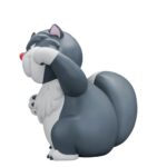 LUCIFER LA CENICIENTA PIGGY VINYL. Beast Kingdom presenta su nueva línea de huchas "Piggy Bank". Fabricada de vinilo, tamaño aprox. 33 cm. ¡El gato villano más mono y feroz está aquí para ayudarte a guardar tus monedas! Lucifer, el gato regordete y travieso de la malvada madrastra Lady Tremaine, aparece en el entrañable clásico de Disney Cenicienta. Ahora hace su atrevido debut en la adorable serie de huchas de vinilo coleccionables de Beast Kingdom. Esta figura tiene un encantador estilo chibi y está hecha de vinilo de alta calidad con un tacto suave y blando. Cada detalle, desde la textura de su pelaje esponjoso hasta su sonrisa traviesa, está fielmente reproducido. Sus ojos verdes vueltos hacia arriba y su sonrisa irónica dan vida a la personalidad astuta e intrigante de Lucifer, como si estuviera tramando una nueva jugarreta con Cenicienta y sus amigos peludos. Pero Lucifer no sólo es mono, ¡también es funcional! Una ranura oculta en la parte trasera te permite convertir a este pequeño villano gruñón en tu propia hucha de cuento de hadas. Es la mezcla perfecta de encanto expositivo y ahorro práctico. Llévate a Lucifer a casa hoy mismo y deja que este adorable villano felino guarde tus tesoros cotidianos, ¡moneda a moneda!