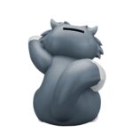 LUCIFER LA CENICIENTA PIGGY VINYL. Beast Kingdom presenta su nueva línea de huchas "Piggy Bank". Fabricada de vinilo, tamaño aprox. 33 cm. ¡El gato villano más mono y feroz está aquí para ayudarte a guardar tus monedas! Lucifer, el gato regordete y travieso de la malvada madrastra Lady Tremaine, aparece en el entrañable clásico de Disney Cenicienta. Ahora hace su atrevido debut en la adorable serie de huchas de vinilo coleccionables de Beast Kingdom. Esta figura tiene un encantador estilo chibi y está hecha de vinilo de alta calidad con un tacto suave y blando. Cada detalle, desde la textura de su pelaje esponjoso hasta su sonrisa traviesa, está fielmente reproducido. Sus ojos verdes vueltos hacia arriba y su sonrisa irónica dan vida a la personalidad astuta e intrigante de Lucifer, como si estuviera tramando una nueva jugarreta con Cenicienta y sus amigos peludos. Pero Lucifer no sólo es mono, ¡también es funcional! Una ranura oculta en la parte trasera te permite convertir a este pequeño villano gruñón en tu propia hucha de cuento de hadas. Es la mezcla perfecta de encanto expositivo y ahorro práctico. Llévate a Lucifer a casa hoy mismo y deja que este adorable villano felino guarde tus tesoros cotidianos, ¡moneda a moneda!