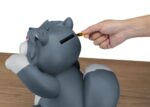LUCIFER LA CENICIENTA PIGGY VINYL. Beast Kingdom presenta su nueva línea de huchas "Piggy Bank". Fabricada de vinilo, tamaño aprox. 33 cm. ¡El gato villano más mono y feroz está aquí para ayudarte a guardar tus monedas! Lucifer, el gato regordete y travieso de la malvada madrastra Lady Tremaine, aparece en el entrañable clásico de Disney Cenicienta. Ahora hace su atrevido debut en la adorable serie de huchas de vinilo coleccionables de Beast Kingdom. Esta figura tiene un encantador estilo chibi y está hecha de vinilo de alta calidad con un tacto suave y blando. Cada detalle, desde la textura de su pelaje esponjoso hasta su sonrisa traviesa, está fielmente reproducido. Sus ojos verdes vueltos hacia arriba y su sonrisa irónica dan vida a la personalidad astuta e intrigante de Lucifer, como si estuviera tramando una nueva jugarreta con Cenicienta y sus amigos peludos. Pero Lucifer no sólo es mono, ¡también es funcional! Una ranura oculta en la parte trasera te permite convertir a este pequeño villano gruñón en tu propia hucha de cuento de hadas. Es la mezcla perfecta de encanto expositivo y ahorro práctico. Llévate a Lucifer a casa hoy mismo y deja que este adorable villano felino guarde tus tesoros cotidianos, ¡moneda a moneda!