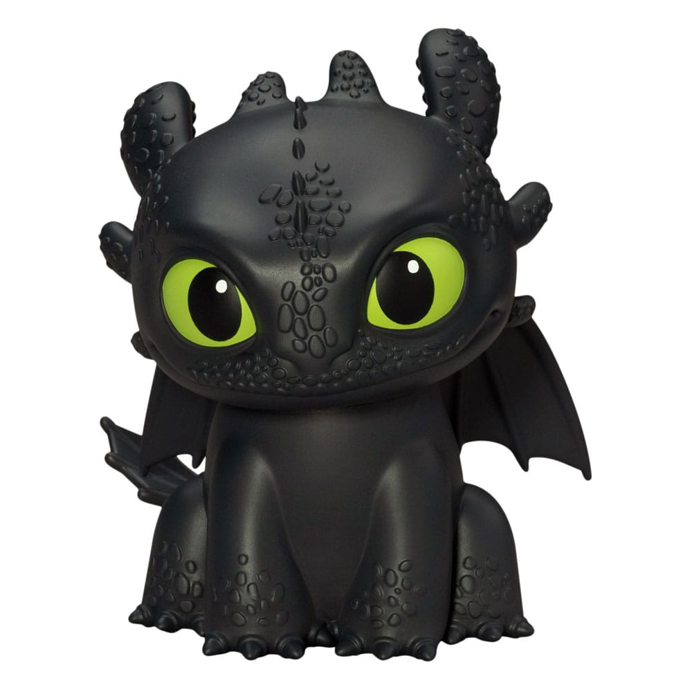 Toothless how to train your dragon piggy vinyl. Beast kingdom presenta su nueva línea de huchas "piggy bank". Fabricada de vinilo, tamaño aprox. 12 cm. Si eres fan de cómo entrenar a tu dragón, esta hucha de desdentao de 12 cm es el complemento perfecto para tu colección. Con un diseño fiel al carismático furia nocturna, esta figura funciona tanto como elemento decorativo como para guardar tus ahorros de forma divertida. Fabricada en materiales resistentes y con acabados de gran calidad, la hucha presenta detalles cuidados: desde sus alas plegadas hasta su característica expresión amistosa. Ideal para niños y coleccionistas, aporta un toque de magia vikinga a cualquier habitación.