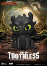 TOOTHLESS HOW TO TRAIN YOUR DRAGON PIGGY VINYL. Beast Kingdom presenta su nueva línea de huchas "Piggy Bank". Fabricada de vinilo, tamaño aprox. 12 cm. Si eres fan de Cómo Entrenar a tu Dragón, esta hucha de Desdentao de 12 cm es el complemento perfecto para tu colección. Con un diseño fiel al carismático Furia Nocturna, esta figura funciona tanto como elemento decorativo como para guardar tus ahorros de forma divertida. Fabricada en materiales resistentes y con acabados de gran calidad, la hucha presenta detalles cuidados: desde sus alas plegadas hasta su característica expresión amistosa. Ideal para niños y coleccionistas, aporta un toque de magia vikinga a cualquier habitación.