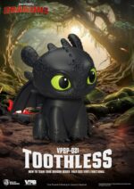 TOOTHLESS HOW TO TRAIN YOUR DRAGON PIGGY VINYL. Beast Kingdom presenta su nueva línea de huchas "Piggy Bank". Fabricada de vinilo, tamaño aprox. 12 cm. Si eres fan de Cómo Entrenar a tu Dragón, esta hucha de Desdentao de 12 cm es el complemento perfecto para tu colección. Con un diseño fiel al carismático Furia Nocturna, esta figura funciona tanto como elemento decorativo como para guardar tus ahorros de forma divertida. Fabricada en materiales resistentes y con acabados de gran calidad, la hucha presenta detalles cuidados: desde sus alas plegadas hasta su característica expresión amistosa. Ideal para niños y coleccionistas, aporta un toque de magia vikinga a cualquier habitación.