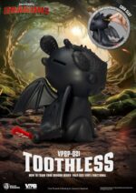 TOOTHLESS HOW TO TRAIN YOUR DRAGON PIGGY VINYL. Beast Kingdom presenta su nueva línea de huchas "Piggy Bank". Fabricada de vinilo, tamaño aprox. 12 cm. Si eres fan de Cómo Entrenar a tu Dragón, esta hucha de Desdentao de 12 cm es el complemento perfecto para tu colección. Con un diseño fiel al carismático Furia Nocturna, esta figura funciona tanto como elemento decorativo como para guardar tus ahorros de forma divertida. Fabricada en materiales resistentes y con acabados de gran calidad, la hucha presenta detalles cuidados: desde sus alas plegadas hasta su característica expresión amistosa. Ideal para niños y coleccionistas, aporta un toque de magia vikinga a cualquier habitación.
