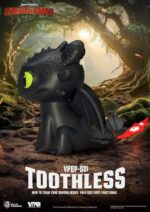 TOOTHLESS HOW TO TRAIN YOUR DRAGON PIGGY VINYL. Beast Kingdom presenta su nueva línea de huchas "Piggy Bank". Fabricada de vinilo, tamaño aprox. 12 cm. Si eres fan de Cómo Entrenar a tu Dragón, esta hucha de Desdentao de 12 cm es el complemento perfecto para tu colección. Con un diseño fiel al carismático Furia Nocturna, esta figura funciona tanto como elemento decorativo como para guardar tus ahorros de forma divertida. Fabricada en materiales resistentes y con acabados de gran calidad, la hucha presenta detalles cuidados: desde sus alas plegadas hasta su característica expresión amistosa. Ideal para niños y coleccionistas, aporta un toque de magia vikinga a cualquier habitación.