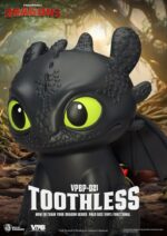 TOOTHLESS HOW TO TRAIN YOUR DRAGON PIGGY VINYL. Beast Kingdom presenta su nueva línea de huchas "Piggy Bank". Fabricada de vinilo, tamaño aprox. 12 cm. Si eres fan de Cómo Entrenar a tu Dragón, esta hucha de Desdentao de 12 cm es el complemento perfecto para tu colección. Con un diseño fiel al carismático Furia Nocturna, esta figura funciona tanto como elemento decorativo como para guardar tus ahorros de forma divertida. Fabricada en materiales resistentes y con acabados de gran calidad, la hucha presenta detalles cuidados: desde sus alas plegadas hasta su característica expresión amistosa. Ideal para niños y coleccionistas, aporta un toque de magia vikinga a cualquier habitación.