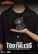 TOOTHLESS HOW TO TRAIN YOUR DRAGON PIGGY VINYL. Beast Kingdom presenta su nueva línea de huchas "Piggy Bank". Fabricada de vinilo, tamaño aprox. 12 cm. Si eres fan de Cómo Entrenar a tu Dragón, esta hucha de Desdentao de 12 cm es el complemento perfecto para tu colección. Con un diseño fiel al carismático Furia Nocturna, esta figura funciona tanto como elemento decorativo como para guardar tus ahorros de forma divertida. Fabricada en materiales resistentes y con acabados de gran calidad, la hucha presenta detalles cuidados: desde sus alas plegadas hasta su característica expresión amistosa. Ideal para niños y coleccionistas, aporta un toque de magia vikinga a cualquier habitación.