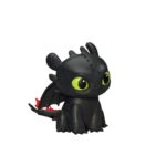 TOOTHLESS HOW TO TRAIN YOUR DRAGON PIGGY VINYL. Beast Kingdom presenta su nueva línea de huchas "Piggy Bank". Fabricada de vinilo, tamaño aprox. 12 cm. Si eres fan de Cómo Entrenar a tu Dragón, esta hucha de Desdentao de 12 cm es el complemento perfecto para tu colección. Con un diseño fiel al carismático Furia Nocturna, esta figura funciona tanto como elemento decorativo como para guardar tus ahorros de forma divertida. Fabricada en materiales resistentes y con acabados de gran calidad, la hucha presenta detalles cuidados: desde sus alas plegadas hasta su característica expresión amistosa. Ideal para niños y coleccionistas, aporta un toque de magia vikinga a cualquier habitación.