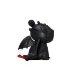 TOOTHLESS HOW TO TRAIN YOUR DRAGON PIGGY VINYL. Beast Kingdom presenta su nueva línea de huchas "Piggy Bank". Fabricada de vinilo, tamaño aprox. 12 cm. Si eres fan de Cómo Entrenar a tu Dragón, esta hucha de Desdentao de 12 cm es el complemento perfecto para tu colección. Con un diseño fiel al carismático Furia Nocturna, esta figura funciona tanto como elemento decorativo como para guardar tus ahorros de forma divertida. Fabricada en materiales resistentes y con acabados de gran calidad, la hucha presenta detalles cuidados: desde sus alas plegadas hasta su característica expresión amistosa. Ideal para niños y coleccionistas, aporta un toque de magia vikinga a cualquier habitación.