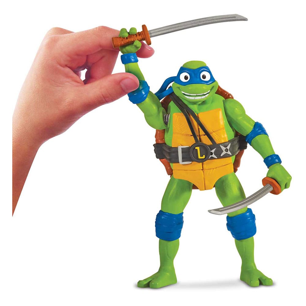 Leonardo ninja turtles: caos mutante ninja shouts figura. Habla con la figura de acción de 14 cm ninja grita leonardo y te responderá con su voz original de la película. Leonardo es el líder de las tortugas de azul y ahora también un aspirante a estudiante de instituto. Ahora que leo y sus hermanos abandonan el nido, o mejor dicho, las alcantarillas, está decidido a convertirlos en un equipo de lucha contra el crimen y llevarlos a la victoria. Tira de su brazo o pierna y oirás nueve refranes o cinco efectos de sonido diferentes. Si lo sostienes durante más tiempo, alargará sus hechizos o los repetirá. Este equipo de tortugas será sencillamente imbatible. - auténtico: leonardo mide 14 cm y está reproducido auténticamente tal y como aparece en la exitosa película - cool habla: tira de su brazo derecho o pierna izquierda con resorte para hacerle hablar - con la misma voz que acompañaba a leo en la película - característica de sujeción: cuando tiras y sujetas el brazo o la pierna de leo, la palabra que está diciendo se dibuja y las sílabas se repiten hasta que la sueltas; entonces la palabra y la frase se completan y se produce un sonido de batalla lleno de acción. - gama de variedades: la figura de acción de leonardo impresiona con nueve refranes y cinco sonidos de lucha diferentes.