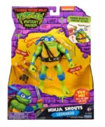 LEONARDO NINJA TURTLES: CAOS MUTANTE NINJA SHOUTS FIGURA. Habla con la figura de acción de 14 cm Ninja Grita Leonardo y te responderá con su voz original de la película. Leonardo es el líder de las Tortugas de azul y ahora también un aspirante a estudiante de instituto. Ahora que Leo y sus hermanos abandonan el nido, o mejor dicho, las alcantarillas, está decidido a convertirlos en un equipo de lucha contra el crimen y llevarlos a la victoria. Tira de su brazo o pierna y oirás nueve refranes o cinco efectos de sonido diferentes. Si lo sostienes durante más tiempo, alargará sus hechizos o los repetirá. Este equipo de Tortugas será sencillamente imbatible. - AUTÉNTICO: Leonardo mide 14 cm y está reproducido auténticamente tal y como aparece en la exitosa película - COOL HABLA: Tira de su brazo derecho o pierna izquierda con resorte para hacerle hablar - con la misma voz que acompañaba a Leo en la película - CARACTERÍSTICA DE SUJECIÓN: Cuando tiras y sujetas el brazo o la pierna de Leo, la palabra que está diciendo se dibuja y las sílabas se repiten hasta que la sueltas; entonces la palabra y la frase se completan y se produce un sonido de batalla lleno de acción. - GAMA DE VARIEDADES: La figura de acción de Leonardo impresiona con nueve refranes y cinco sonidos de lucha diferentes.