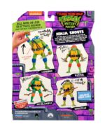 LEONARDO NINJA TURTLES: CAOS MUTANTE NINJA SHOUTS FIGURA. Habla con la figura de acción de 14 cm Ninja Grita Leonardo y te responderá con su voz original de la película. Leonardo es el líder de las Tortugas de azul y ahora también un aspirante a estudiante de instituto. Ahora que Leo y sus hermanos abandonan el nido, o mejor dicho, las alcantarillas, está decidido a convertirlos en un equipo de lucha contra el crimen y llevarlos a la victoria. Tira de su brazo o pierna y oirás nueve refranes o cinco efectos de sonido diferentes. Si lo sostienes durante más tiempo, alargará sus hechizos o los repetirá. Este equipo de Tortugas será sencillamente imbatible. - AUTÉNTICO: Leonardo mide 14 cm y está reproducido auténticamente tal y como aparece en la exitosa película - COOL HABLA: Tira de su brazo derecho o pierna izquierda con resorte para hacerle hablar - con la misma voz que acompañaba a Leo en la película - CARACTERÍSTICA DE SUJECIÓN: Cuando tiras y sujetas el brazo o la pierna de Leo, la palabra que está diciendo se dibuja y las sílabas se repiten hasta que la sueltas; entonces la palabra y la frase se completan y se produce un sonido de batalla lleno de acción. - GAMA DE VARIEDADES: La figura de acción de Leonardo impresiona con nueve refranes y cinco sonidos de lucha diferentes.