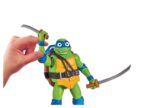 LEONARDO NINJA TURTLES: CAOS MUTANTE NINJA SHOUTS FIGURA. Habla con la figura de acción de 14 cm Ninja Grita Leonardo y te responderá con su voz original de la película. Leonardo es el líder de las Tortugas de azul y ahora también un aspirante a estudiante de instituto. Ahora que Leo y sus hermanos abandonan el nido, o mejor dicho, las alcantarillas, está decidido a convertirlos en un equipo de lucha contra el crimen y llevarlos a la victoria. Tira de su brazo o pierna y oirás nueve refranes o cinco efectos de sonido diferentes. Si lo sostienes durante más tiempo, alargará sus hechizos o los repetirá. Este equipo de Tortugas será sencillamente imbatible. - AUTÉNTICO: Leonardo mide 14 cm y está reproducido auténticamente tal y como aparece en la exitosa película - COOL HABLA: Tira de su brazo derecho o pierna izquierda con resorte para hacerle hablar - con la misma voz que acompañaba a Leo en la película - CARACTERÍSTICA DE SUJECIÓN: Cuando tiras y sujetas el brazo o la pierna de Leo, la palabra que está diciendo se dibuja y las sílabas se repiten hasta que la sueltas; entonces la palabra y la frase se completan y se produce un sonido de batalla lleno de acción. - GAMA DE VARIEDADES: La figura de acción de Leonardo impresiona con nueve refranes y cinco sonidos de lucha diferentes.