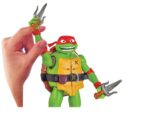 RAPHAEL NINJA TURTLES: CAOS MUTANTE NINJA SHOUTS FIGURA. Habla con la figura de acción Ninja Shouts Raphael, de 14 cm de altura, y te responderá con su voz original de la película. Raphael es un auténtico cabezota con grandes ambiciones y sueños. Uno de sus sueños es golpear a alguien tan fuerte que le haga vomitar. También quiere convertirse en luchador de artes marciales mixtas. Juntos, él y sus hermanos salen de las alcantarillas y viajan por la ciudad para luchar contra el crimen. El equipo debe permanecer unido, aunque a Raphael también le gusta ir solo de vez en cuando. Contiene 3x pilas LR44/AG13 Tira de su brazo o de su pierna y oirás ocho frases o cinco efectos de sonido diferentes. Si le agarras durante más tiempo, alargará sus frases o las repetirá. Este equipo de tortugas será sencillamente imbatible. - AUTÉNTICO: Raphael mide 14 cm y está reproducido auténticamente tal y como aparece en la exitosa película - COOL HABLA: Tira de su brazo derecho o pierna izquierda con resorte para hacerle hablar, con la misma voz que acompañaba a Raph en la película - CARACTERÍSTICA DE SUJECIÓN: Si tiras del brazo o la pierna de Raphael y lo sujetas, la palabra que está diciendo se dibujará y las sílabas se repetirán hasta que la sueltes; entonces la palabra y la frase se completarán y se oirá un sonido de batalla lleno de acción. - GAMA DE VARIEDADES: La figura de acción de Raphael impresiona con ocho refranes y cinco sonidos de lucha diferentes