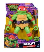 RAPHAEL TORTUGAS NINJA CAOS MUTANTE FIGURA GIGANTE. ¡Cowabunga-Las Tortugas Ninja están de vuelta! Rafael mide aprox. 30 cm de alto, incluido el arma, con un diseño fiel al de la película. Raphael es un bocazas y tiene grandes sueños, que (sin ningún orden en particular) incluyen dar un puñetazo tan fuerte a alguien que vomite y convertirse en luchador de artes marciales mixtas. Juntos, él y sus hermanos salen de las alcantarillas hacia la ciudad, luchan contra el crimen y aprenden la importancia de trabajar juntos. Características: Raph mide 30 cm de alto y está muy detallado con un diseño personalizado y decoraciones a juego con su personaje de la película. Raph tiene 7 puntos de movimiento para conseguir fantásticas posiciones de combate llenas de acción. Raph está listo para la batalla con su icónico Gemelo Tsai.