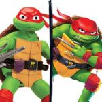 RAPHAEL TORTUGAS NINJA CAOS MUTANTE FIGURA GIGANTE. ¡Cowabunga-Las Tortugas Ninja están de vuelta! Rafael mide aprox. 30 cm de alto, incluido el arma, con un diseño fiel al de la película. Raphael es un bocazas y tiene grandes sueños, que (sin ningún orden en particular) incluyen dar un puñetazo tan fuerte a alguien que vomite y convertirse en luchador de artes marciales mixtas. Juntos, él y sus hermanos salen de las alcantarillas hacia la ciudad, luchan contra el crimen y aprenden la importancia de trabajar juntos. Características: Raph mide 30 cm de alto y está muy detallado con un diseño personalizado y decoraciones a juego con su personaje de la película. Raph tiene 7 puntos de movimiento para conseguir fantásticas posiciones de combate llenas de acción. Raph está listo para la batalla con su icónico Gemelo Tsai.