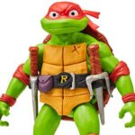 RAPHAEL TORTUGAS NINJA CAOS MUTANTE FIGURA GIGANTE. ¡Cowabunga-Las Tortugas Ninja están de vuelta! Rafael mide aprox. 30 cm de alto, incluido el arma, con un diseño fiel al de la película. Raphael es un bocazas y tiene grandes sueños, que (sin ningún orden en particular) incluyen dar un puñetazo tan fuerte a alguien que vomite y convertirse en luchador de artes marciales mixtas. Juntos, él y sus hermanos salen de las alcantarillas hacia la ciudad, luchan contra el crimen y aprenden la importancia de trabajar juntos. Características: Raph mide 30 cm de alto y está muy detallado con un diseño personalizado y decoraciones a juego con su personaje de la película. Raph tiene 7 puntos de movimiento para conseguir fantásticas posiciones de combate llenas de acción. Raph está listo para la batalla con su icónico Gemelo Tsai.