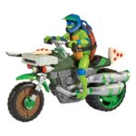 DRIVE N KICK LEONARDO & MOTOCICLETA NINJA TURTLES: CAOS MUTANTE FIGURA. Cuando los malos se descontrolan y vuelven a causar el caos en la ciudad, las Tortugas envían a Leo y su Ninja Kick Cycle a resolver el problema. Leo llega al lugar en un santiamén y ¡listo para luchar! Cuando aparece un villano, Leo salta de su asiento y se balancea de lado a lado para derrotar al malo. Si la patada no es suficiente para derrotar a los malos, Leo se dirige hacia ellos y dispara una de sus poderosas estrellas arrojadizas. ¡Problema resuelto! AUTÉNTICO: El poderoso Ninja Kick Cycle con tubos de escape dobles está auténticamente detallado y viene con una exclusiva figura de acción de Leonardo con casco desmontable. FUNCIÓN DE LUCHA: ¡Gira la porción de pizza de un lado a otro y observa cómo Leo salta de su asiento y patea de un lado a otro para derribar a los malos! EXTREMADAMENTE MÓVIL: La exclusiva figura de acción de Leonardo Básico mide 11,4 cm de alto y tiene 12 puntos de articulación para conseguir poses de lucha llenas de acción ACCESORIOS: El set incluye las katanas características de Leo, una funda y un lanzador de estrellas ninja.