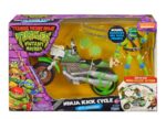 DRIVE N KICK LEONARDO & MOTOCICLETA NINJA TURTLES: CAOS MUTANTE FIGURA. Cuando los malos se descontrolan y vuelven a causar el caos en la ciudad, las Tortugas envían a Leo y su Ninja Kick Cycle a resolver el problema. Leo llega al lugar en un santiamén y ¡listo para luchar! Cuando aparece un villano, Leo salta de su asiento y se balancea de lado a lado para derrotar al malo. Si la patada no es suficiente para derrotar a los malos, Leo se dirige hacia ellos y dispara una de sus poderosas estrellas arrojadizas. ¡Problema resuelto! AUTÉNTICO: El poderoso Ninja Kick Cycle con tubos de escape dobles está auténticamente detallado y viene con una exclusiva figura de acción de Leonardo con casco desmontable. FUNCIÓN DE LUCHA: ¡Gira la porción de pizza de un lado a otro y observa cómo Leo salta de su asiento y patea de un lado a otro para derribar a los malos! EXTREMADAMENTE MÓVIL: La exclusiva figura de acción de Leonardo Básico mide 11,4 cm de alto y tiene 12 puntos de articulación para conseguir poses de lucha llenas de acción ACCESORIOS: El set incluye las katanas características de Leo, una funda y un lanzador de estrellas ninja.