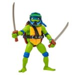 DRIVE N KICK LEONARDO & MOTOCICLETA NINJA TURTLES: CAOS MUTANTE FIGURA. Cuando los malos se descontrolan y vuelven a causar el caos en la ciudad, las Tortugas envían a Leo y su Ninja Kick Cycle a resolver el problema. Leo llega al lugar en un santiamén y ¡listo para luchar! Cuando aparece un villano, Leo salta de su asiento y se balancea de lado a lado para derrotar al malo. Si la patada no es suficiente para derrotar a los malos, Leo se dirige hacia ellos y dispara una de sus poderosas estrellas arrojadizas. ¡Problema resuelto! AUTÉNTICO: El poderoso Ninja Kick Cycle con tubos de escape dobles está auténticamente detallado y viene con una exclusiva figura de acción de Leonardo con casco desmontable. FUNCIÓN DE LUCHA: ¡Gira la porción de pizza de un lado a otro y observa cómo Leo salta de su asiento y patea de un lado a otro para derribar a los malos! EXTREMADAMENTE MÓVIL: La exclusiva figura de acción de Leonardo Básico mide 11,4 cm de alto y tiene 12 puntos de articulación para conseguir poses de lucha llenas de acción ACCESORIOS: El set incluye las katanas características de Leo, una funda y un lanzador de estrellas ninja.