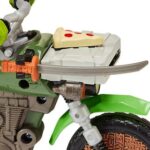 DRIVE N KICK LEONARDO & MOTOCICLETA NINJA TURTLES: CAOS MUTANTE FIGURA. Cuando los malos se descontrolan y vuelven a causar el caos en la ciudad, las Tortugas envían a Leo y su Ninja Kick Cycle a resolver el problema. Leo llega al lugar en un santiamén y ¡listo para luchar! Cuando aparece un villano, Leo salta de su asiento y se balancea de lado a lado para derrotar al malo. Si la patada no es suficiente para derrotar a los malos, Leo se dirige hacia ellos y dispara una de sus poderosas estrellas arrojadizas. ¡Problema resuelto! AUTÉNTICO: El poderoso Ninja Kick Cycle con tubos de escape dobles está auténticamente detallado y viene con una exclusiva figura de acción de Leonardo con casco desmontable. FUNCIÓN DE LUCHA: ¡Gira la porción de pizza de un lado a otro y observa cómo Leo salta de su asiento y patea de un lado a otro para derribar a los malos! EXTREMADAMENTE MÓVIL: La exclusiva figura de acción de Leonardo Básico mide 11,4 cm de alto y tiene 12 puntos de articulación para conseguir poses de lucha llenas de acción ACCESORIOS: El set incluye las katanas características de Leo, una funda y un lanzador de estrellas ninja.