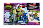 RAPHAEL & SCOOTER Y SIDECAR NINJA TURTLES: CAOS MUTANTE FIGURA .Han convertido el scooter de su amiga April en una Battle Cycle con un sidecar transformable para que cada uno de los cuatro hermanos pueda montar y luchar. El sidecar puede acoplarse a la parte trasera o al lateral. ¡Todo depende del tipo de acción de batalla que quieras para acabar con los malos! AUTÉNTICO: El Ciclo de Batalla de Raphael está diseñado tal y como aparece en la película Mutant Mayhem. TRANSFORMABLE: El sidecar se puede convertir para sentarse tanto en el lateral como en la parte trasera, y cualquiera de las cuatro Tortugas puede montar en él. FIGURA DE JUEGO EXCLUSIVA: Incluye una figura de acción exclusiva de Raphael Básico de 11,6 cm con 12 puntos de articulación para poses de lucha llenas de acción. ACCESORIOS: El set incluye el poderoso sais doble de Raphael, que puede guardarse en el Ciclo de Batalla, y el nunchaku, que puede engancharse a la rueda del sidecar para una acción de combate extra.