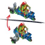 RAPHAEL & SCOOTER Y SIDECAR NINJA TURTLES: CAOS MUTANTE FIGURA .Han convertido el scooter de su amiga April en una Battle Cycle con un sidecar transformable para que cada uno de los cuatro hermanos pueda montar y luchar. El sidecar puede acoplarse a la parte trasera o al lateral. ¡Todo depende del tipo de acción de batalla que quieras para acabar con los malos! AUTÉNTICO: El Ciclo de Batalla de Raphael está diseñado tal y como aparece en la película Mutant Mayhem. TRANSFORMABLE: El sidecar se puede convertir para sentarse tanto en el lateral como en la parte trasera, y cualquiera de las cuatro Tortugas puede montar en él. FIGURA DE JUEGO EXCLUSIVA: Incluye una figura de acción exclusiva de Raphael Básico de 11,6 cm con 12 puntos de articulación para poses de lucha llenas de acción. ACCESORIOS: El set incluye el poderoso sais doble de Raphael, que puede guardarse en el Ciclo de Batalla, y el nunchaku, que puede engancharse a la rueda del sidecar para una acción de combate extra.