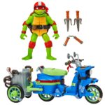 RAPHAEL & SCOOTER Y SIDECAR NINJA TURTLES: CAOS MUTANTE FIGURA .Han convertido el scooter de su amiga April en una Battle Cycle con un sidecar transformable para que cada uno de los cuatro hermanos pueda montar y luchar. El sidecar puede acoplarse a la parte trasera o al lateral. ¡Todo depende del tipo de acción de batalla que quieras para acabar con los malos! AUTÉNTICO: El Ciclo de Batalla de Raphael está diseñado tal y como aparece en la película Mutant Mayhem. TRANSFORMABLE: El sidecar se puede convertir para sentarse tanto en el lateral como en la parte trasera, y cualquiera de las cuatro Tortugas puede montar en él. FIGURA DE JUEGO EXCLUSIVA: Incluye una figura de acción exclusiva de Raphael Básico de 11,6 cm con 12 puntos de articulación para poses de lucha llenas de acción. ACCESORIOS: El set incluye el poderoso sais doble de Raphael, que puede guardarse en el Ciclo de Batalla, y el nunchaku, que puede engancharse a la rueda del sidecar para una acción de combate extra.