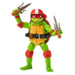 RAPHAEL & SCOOTER Y SIDECAR NINJA TURTLES: CAOS MUTANTE FIGURA .Han convertido el scooter de su amiga April en una Battle Cycle con un sidecar transformable para que cada uno de los cuatro hermanos pueda montar y luchar. El sidecar puede acoplarse a la parte trasera o al lateral. ¡Todo depende del tipo de acción de batalla que quieras para acabar con los malos! AUTÉNTICO: El Ciclo de Batalla de Raphael está diseñado tal y como aparece en la película Mutant Mayhem. TRANSFORMABLE: El sidecar se puede convertir para sentarse tanto en el lateral como en la parte trasera, y cualquiera de las cuatro Tortugas puede montar en él. FIGURA DE JUEGO EXCLUSIVA: Incluye una figura de acción exclusiva de Raphael Básico de 11,6 cm con 12 puntos de articulación para poses de lucha llenas de acción. ACCESORIOS: El set incluye el poderoso sais doble de Raphael, que puede guardarse en el Ciclo de Batalla, y el nunchaku, que puede engancharse a la rueda del sidecar para una acción de combate extra.
