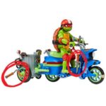 RAPHAEL & SCOOTER Y SIDECAR NINJA TURTLES: CAOS MUTANTE FIGURA .Han convertido el scooter de su amiga April en una Battle Cycle con un sidecar transformable para que cada uno de los cuatro hermanos pueda montar y luchar. El sidecar puede acoplarse a la parte trasera o al lateral. ¡Todo depende del tipo de acción de batalla que quieras para acabar con los malos! AUTÉNTICO: El Ciclo de Batalla de Raphael está diseñado tal y como aparece en la película Mutant Mayhem. TRANSFORMABLE: El sidecar se puede convertir para sentarse tanto en el lateral como en la parte trasera, y cualquiera de las cuatro Tortugas puede montar en él. FIGURA DE JUEGO EXCLUSIVA: Incluye una figura de acción exclusiva de Raphael Básico de 11,6 cm con 12 puntos de articulación para poses de lucha llenas de acción. ACCESORIOS: El set incluye el poderoso sais doble de Raphael, que puede guardarse en el Ciclo de Batalla, y el nunchaku, que puede engancharse a la rueda del sidecar para una acción de combate extra.