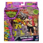 DONATELLO VS. BEBOP FIGURAS LAS TORTUGAS NINJA . Prepárate para una batalla épica con el pack de 2 figuras Donatello vs Bebop de Teenage Mutant Ninja Turtles. Ambas figuras están muy detalladas, con arañazos, cicatrices y moratones de su batalla. Las figuras vienen en una caja con una ventana de visualización que contiene un diorama de fondo con llamativas ilustraciones sobre el que se pueden colocar las figuras. Se puede exhibir junto a , los dioramas se pueden juntar para crear una emocionante escena de fondo.(se venden por separado). AUTÉNTICO: Don mide 11,4 cm y Bebop 10,8 cm. Ambas figuras están muy detalladas y presentan cicatrices de batalla. EXTREMADAMENTE MÓVILES: Donnie tiene 12 puntos de articulación y Bebop 13 para conseguir poses de lucha llenas de acción. ACCESORIOS: Cada figura viene con sus propios accesorios de armas DIORAMA DE FONDO: Incluye un llamativo diorama ilustrado que sirve de telón de fondo para la batalla entre Donnie y Bebop.
