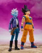 GLORIO DRAGON BALL DAIMA SH FIGUARTS. ¡De Dragon Ball DAIMA se une a la colección de S.H.Figuarts! Este encantador compañero que viaja junto a Son Goku ha sido esculpido con gran fidelidad en una figura totalmente articulada. Además, incluye un rostro intercambiable compatible con S.H.Figuarts Son Goku (Mini) -DAIMA- (se vende por separado). Combinalo con los anteriores S.H.Figuarts Son Goku (Mini) -DAIMA- o S.H.Figuarts Son Goku -DAIMA- (ambos se venden por separado) para recrear por completo el fantástico y emocionante mundo de Dragon Ball DAIMA.