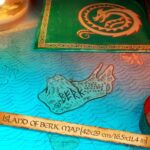 CÓMO ENTRENAR A TU DRAGÓN HICCUP´S MEMORIES KIT. Doctor Collector presenta este kit para coleccionistas. Adéntrate en el mundo de los vikingos y los dragones con esta exclusiva caja coleccionista de Cómo entrenar a tu dragón. Revive la historia de esta querida saga a través de los ojos de Hipo como nunca antes lo habías hecho. Cada artículo de esta caja es una parte del viaje de Hipo. No te pierdas esta oportunidad única de poseer una parte de la historia de Cómo entrenar a tu dragón y llevarte a casa la leyenda de Berk.