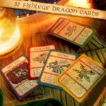 CÓMO ENTRENAR A TU DRAGÓN HICCUP´S MEMORIES KIT. Doctor Collector presenta este kit para coleccionistas. Adéntrate en el mundo de los vikingos y los dragones con esta exclusiva caja coleccionista de Cómo entrenar a tu dragón. Revive la historia de esta querida saga a través de los ojos de Hipo como nunca antes lo habías hecho. Cada artículo de esta caja es una parte del viaje de Hipo. No te pierdas esta oportunidad única de poseer una parte de la historia de Cómo entrenar a tu dragón y llevarte a casa la leyenda de Berk.