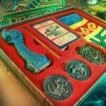 CÓMO ENTRENAR A TU DRAGÓN HICCUP´S MEMORIES KIT. Doctor Collector presenta este kit para coleccionistas. Adéntrate en el mundo de los vikingos y los dragones con esta exclusiva caja coleccionista de Cómo entrenar a tu dragón. Revive la historia de esta querida saga a través de los ojos de Hipo como nunca antes lo habías hecho. Cada artículo de esta caja es una parte del viaje de Hipo. No te pierdas esta oportunidad única de poseer una parte de la historia de Cómo entrenar a tu dragón y llevarte a casa la leyenda de Berk.