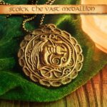 CÓMO ENTRENAR A TU DRAGÓN HICCUP´S MEMORIES KIT. Doctor Collector presenta este kit para coleccionistas. Adéntrate en el mundo de los vikingos y los dragones con esta exclusiva caja coleccionista de Cómo entrenar a tu dragón. Revive la historia de esta querida saga a través de los ojos de Hipo como nunca antes lo habías hecho. Cada artículo de esta caja es una parte del viaje de Hipo. No te pierdas esta oportunidad única de poseer una parte de la historia de Cómo entrenar a tu dragón y llevarte a casa la leyenda de Berk.