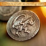 CÓMO ENTRENAR A TU DRAGÓN HICCUP´S MEMORIES KIT. Doctor Collector presenta este kit para coleccionistas. Adéntrate en el mundo de los vikingos y los dragones con esta exclusiva caja coleccionista de Cómo entrenar a tu dragón. Revive la historia de esta querida saga a través de los ojos de Hipo como nunca antes lo habías hecho. Cada artículo de esta caja es una parte del viaje de Hipo. No te pierdas esta oportunidad única de poseer una parte de la historia de Cómo entrenar a tu dragón y llevarte a casa la leyenda de Berk.