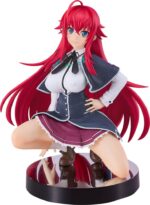 RIAS GREMORY HIGH SCHOOL DxD HERO POP UP PARADE L. Estatua de PVC de la línea "Pop Up Parade", tamaño aprox. 14 cm. Viene en una caja con ventana. Rias Gremory no sólo hace una entrada, sino que se adueña de ella. En esta figura Pop Up Parade L Size de High School DxD, la demoníaca de pelo carmesí irradia elegancia, dominio y un encanto innegable. Arrodillada, con la mano en la cadera y la mirada fija al frente, se muestra fría, serena y claramente al mando. Su icónico uniforme de la Academia Kuoh está esculpido con precisión, desde la capa corta hasta la falda plisada, y su melena pelirroja se despliega detrás de ella en ondas espectaculares. Es una pose que resalta tanto su poder como su gracia, como si acabara de salir de un círculo de invocación para tomar el control. Rias es más que un símbolo de seducción: es una feroz protectora, una líder y una fuerza a tener en cuenta. Esta figura da vida a ese equilibrio de seducción y autoridad de una forma que los fans reconocerán y adorarán al instante. Fabricada por Good Smile Company, esta figura de PVC mide unos 14 cm de alto y pertenece a la línea Pop Up Parade L Size, que ofrece un diseño detallado, poses dinámicas y un gran atractivo en las estanterías. Rias está lista para ser exhibida, y confía en nosotros: ella...
